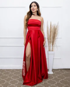 Mulher com vestido tomara que caia acetinado