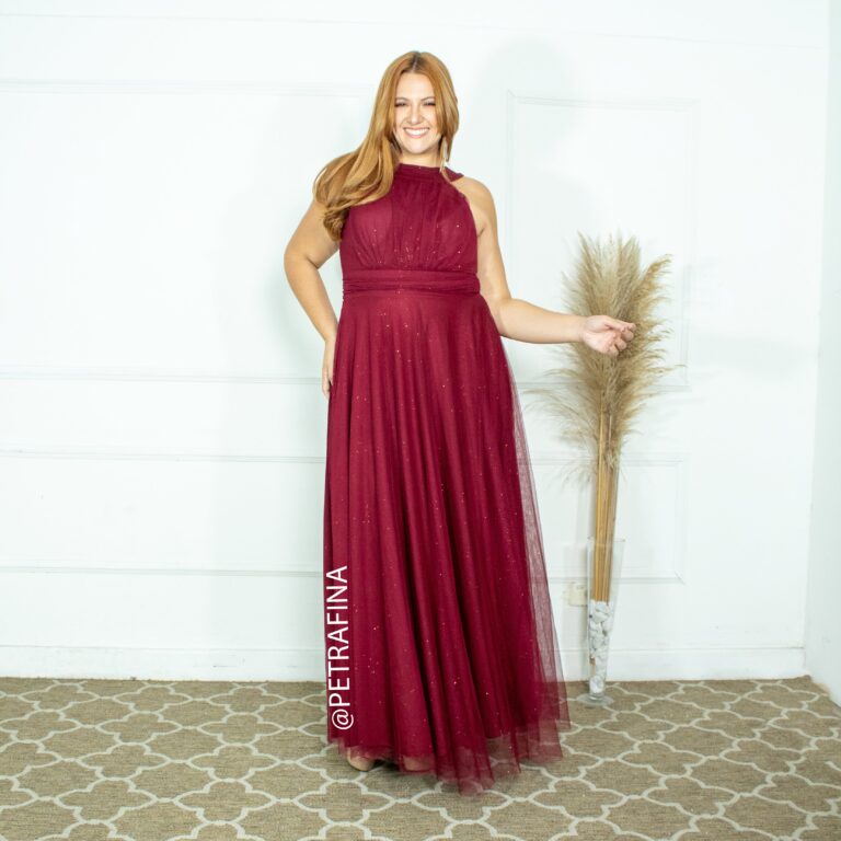 Modelo usando vestido longo marsala da Petra Fina para madrinhas e festas